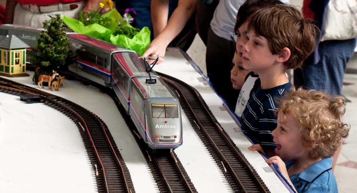 Ребенок с железной дорогой. Поезда для детей. Train Kids. Train children. Поезд который дети воруют.